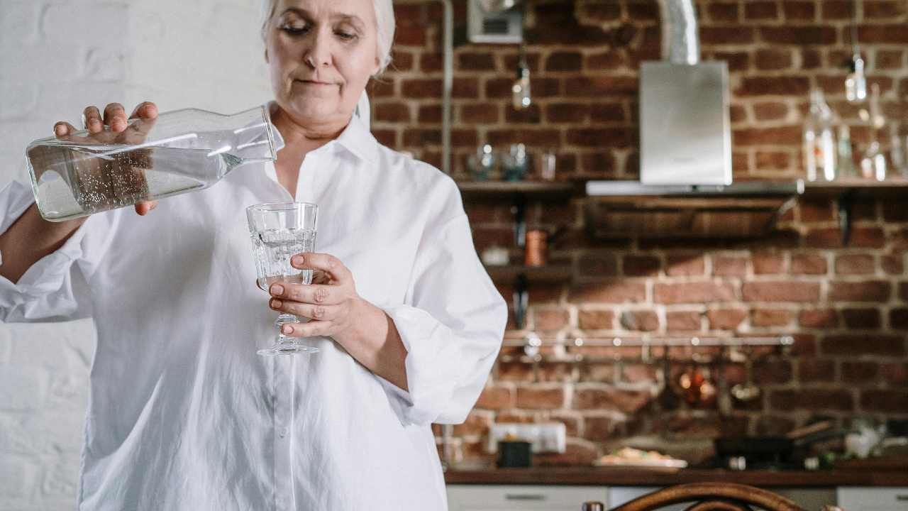 How to Keep Seniors Cool and Hydrated During the Summer